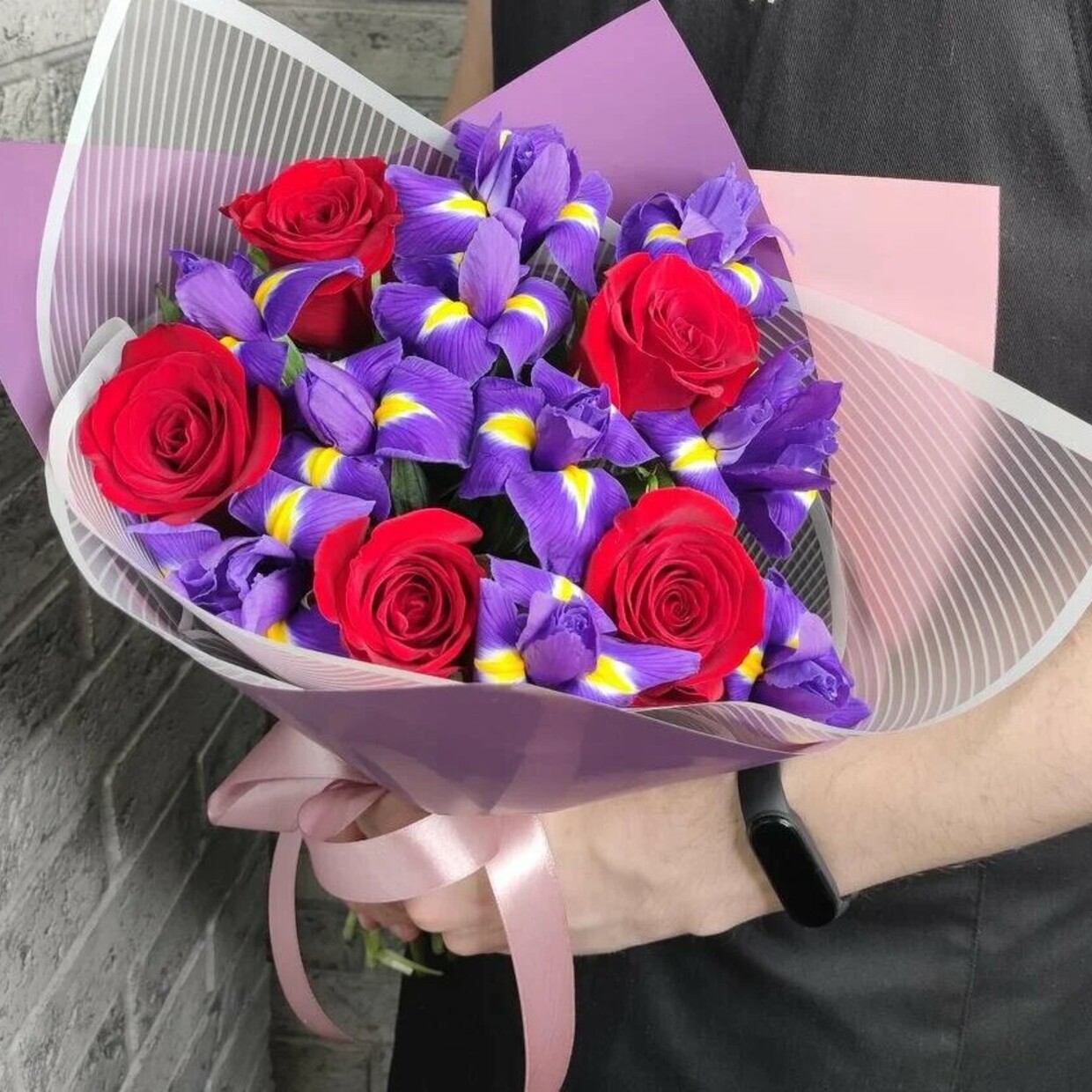 Букет из роз и ирисов «Школа, школа, я скучаю»